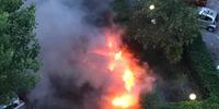 Le fiamme che hanno devastato le automobili parcheggiate in via Torrente Piomba