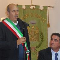 Federico Moccia con la fascia di sindaco del Comune di Rosello