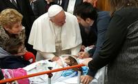 Papa Francesco con la piccola Noemi