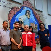 Filippo Graziani a Castrogno con i detenuti che hanno realizzato i murales dedicati a Ivan (foto Luciano Adriani)