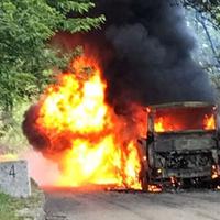 L'autobus della Tua completamente divorato dalle fiamme