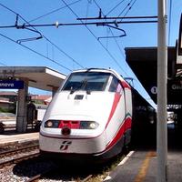 L'arrivo del Frecciabianca a Giulianova (foto Luciano Adriani)