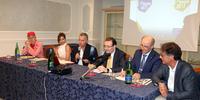 Il tavolo con gli ospiti e l'editore di Radio Delta 1 Enzo Galante (foto Arnolfo Paolucci)