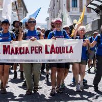 L'arrivo all'Aquila della Lunga Marcia partita da Fabriano (foto di Raniero Pizzi)