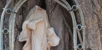 La statua della Madonna dello Splendore decapitata e amputata a Giulianova