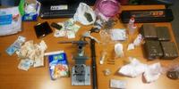 La droga e il materiale sequestrato dai carabinieri al trentenne napoletano