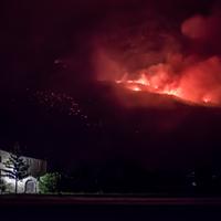 L'incendio sul Morrone la scorsa notte (foto Mario Sabatini)