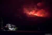 L'incendio sul Morrone la scorsa notte (foto Mario Sabatini)