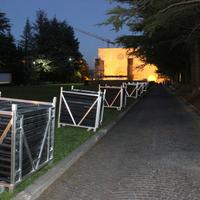 Le transenne antiribaltamento montate ieri sera a Collemaggio (foto Raniero Pizzi)