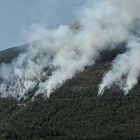 I tre incendi appiccati questa mattina sul Monte Foltrone, tra Campli e Civitella del Tronto (foto Luciano Adriani)