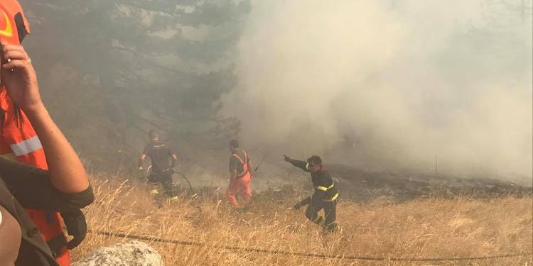 L'avanzata delle fiamme sul Morrone (dalla pagina Facebook del sindaco Antonella Di Nino)