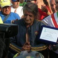 Nino Faga premiato dall'allora sindaco di Roseto in una foto di tre anni fa