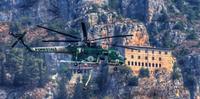 L'elicottero Erickson della Forestale sullo sfondo del Monte Morrone, con l'eremo di Celestino (foto Claudio Lattanzio)