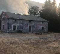 Il rifugio al Colle delle Vacche circondato dalle fiamme (foto da Facebook)