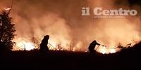 L'intervento dei vigili del fuoco sul colle di Leofara (foto Luciano Adriani)