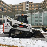 Lo sgombero della neve davanti all'ospedale Mazzini di Teramo (foto Luciano Adriani)