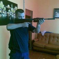 Massimo Fantauzzi con un fucile da tiro (foto da Facebook / contenuto generato dagli utenti)