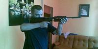 Massimo Fantauzzi con un fucile da tiro (foto da Facebook / contenuto generato dagli utenti)