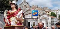 Il corteo con la statua di San Maurizio a Schiavi d'Abruzzo (foto Ecoaltomolise.net)