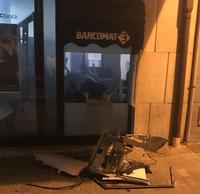 I danni provocati dall'esplosione alla filiale della Banca Ubi di Miglianico