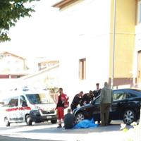 L'intervento di carabinieri e 118 in viale della Croce Rossa (foto Raniero Pizzi)