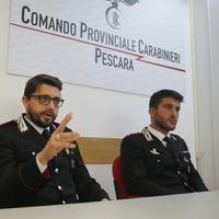 I carabinieri durante la conferenza stampa sull'arresto della maestra