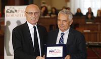 Il giornalista Attilio Bolzoni premiato dal direttore del Centro Primo Di Nicola (foto Giampiero Lattanzio)