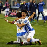L'abbraccio di Capone a Brugman, gli autori dei due gol del Pescara (foto Giampiero Lattanzio)
