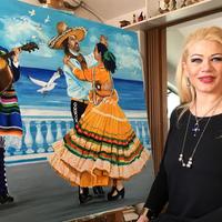Mirta Maranca davanti a una sua opera dedicata alla danza messicana