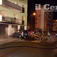 L'intervento di vigili del fuoco in via Avezzano (foto Maria Trozzi)