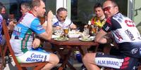 Ciclisti a tavola, foto tratta da Granfondo News