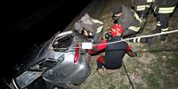Il recupero di un'auto nel canale del Fucino da parte dei vigili del fuoco