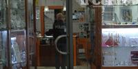 La titolare della gioielleria ascoltata dalla polizia subito dopo la rapina (foto Gianfranco Daccò)