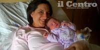 Cristina Di Stefano con la sua piccola Maura, prima nata d'Abruzzo (foto Raniero Pizzi)