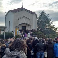 L'arrivo del feretro di Cinzia Tucci alla chiesa dei Santi Angeli Custodi (foto Loris Zamparelli)