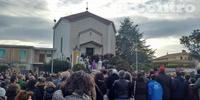 L'arrivo del feretro di Cinzia Tucci alla chiesa dei Santi Angeli Custodi (foto Loris Zamparelli)