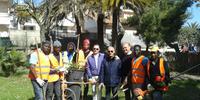 I migranti del residence Felicioni che hanno ripulito la pineta Savini a Roseto degli Abruzzi