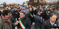 La protesta dei sindaci questa mattina al casello dell'A24 L'Aquila Ovest (foto Raniero Pizzi)