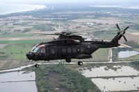 L'elicottero HH-101 Cesar dell'Aeronautica militare, capace di soccorrere persone in qualsiasi condizione di tempo