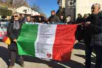 La bandiera italiana con i nomi delle 29 vittime durante il corteo di Rigopiano (foto Michele Camiscia)