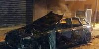 L'Audi station wagon andata fuoco a San Salvo (foto Gianfranco Daccò)