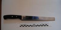 Il coltello sequestrato alla donna, usato per la rapina al negozio di via Aterno