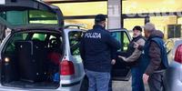 I controlli della polizia durante il sequestro dei capi di abbigliamento contraffatti (foto Claudio Lattanzio)
