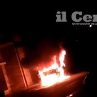 Il furgone in fiamme in via Spaventa a Sulmona