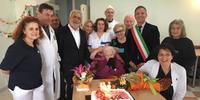 Amelia Mancini commossa davanti alla torta realizzata per i suoi 108 anni