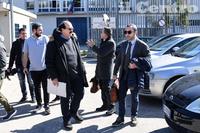Gli avvocati  Gianluca Restano, Gianluca Carradori e Angelozzi davanti al carcere Castrogno per gli interrogatori dei Santoleri (foto di Luciano Adriani)