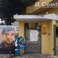 Il portone della famiglia Neri a Villa Raspa con la foto e il cartello in ricordo di Alessandro