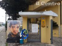 Il portone della famiglia Neri a Villa Raspa con la foto e il cartello in ricordo di Alessandro