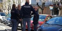 Il padre Paolo Neri con gli agenti in via Mazzini davanti alla Fiat 500 di Alessandro (foto G. Lattanzio)