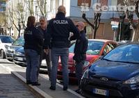 Il padre Paolo Neri con gli agenti in via Mazzini davanti alla Fiat 500 di Alessandro (foto G. Lattanzio)